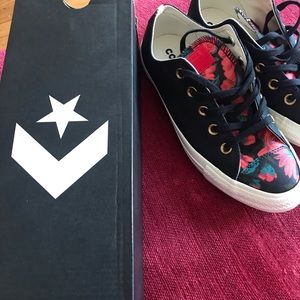 Women Converse Best Offer and Serious Offers Size6